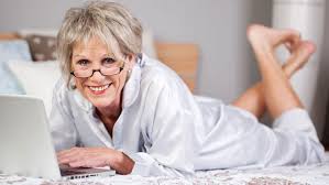 senhora internet na cama