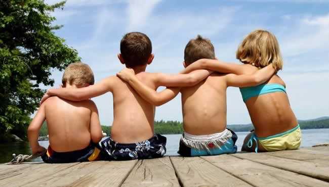 irmãos amigos-abraçados-de-costas